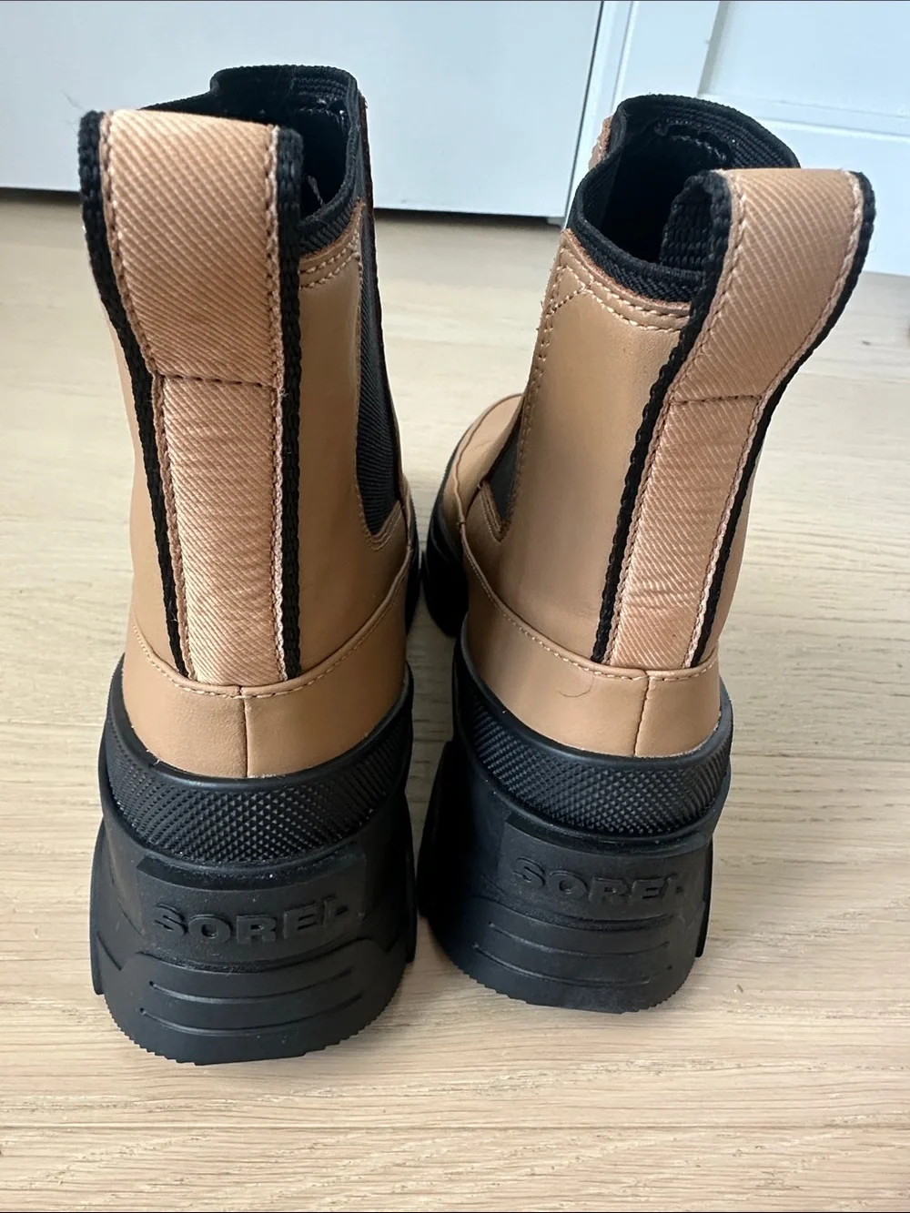 Sorel women’s Brex Waterproof platform Chelsea Boots Tan and Black 8.5